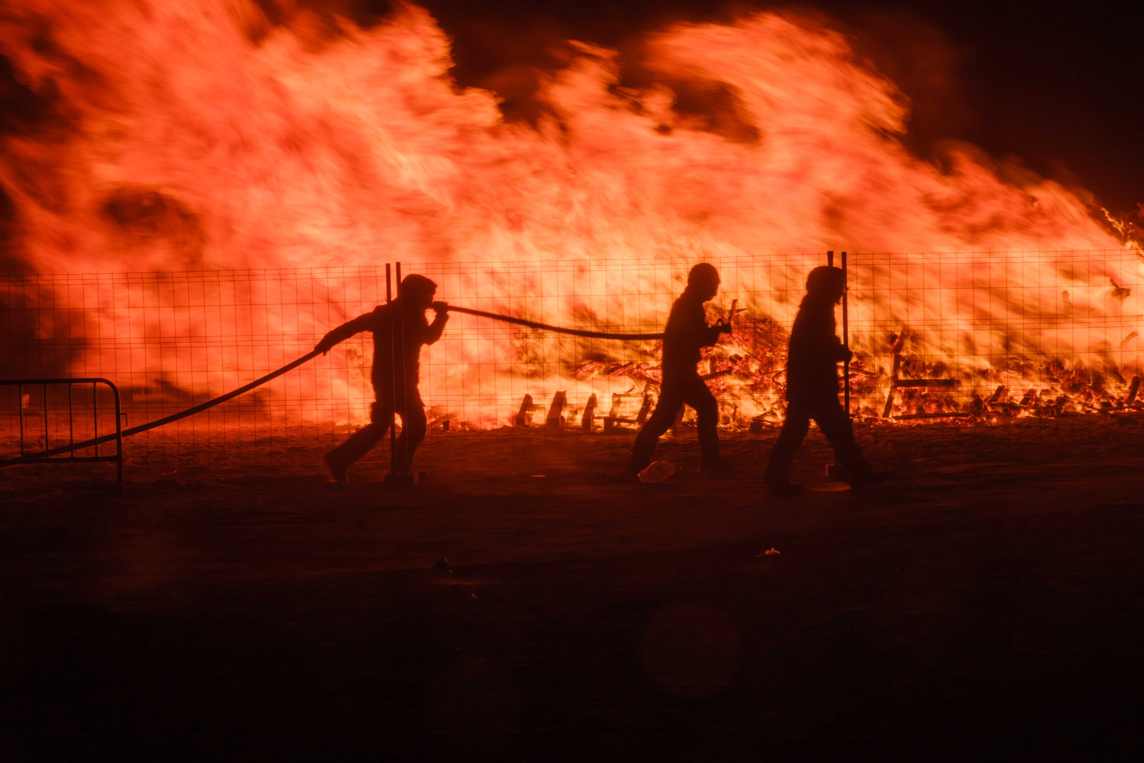 La noche de San Juan en la Costa de Granada, en imágenes