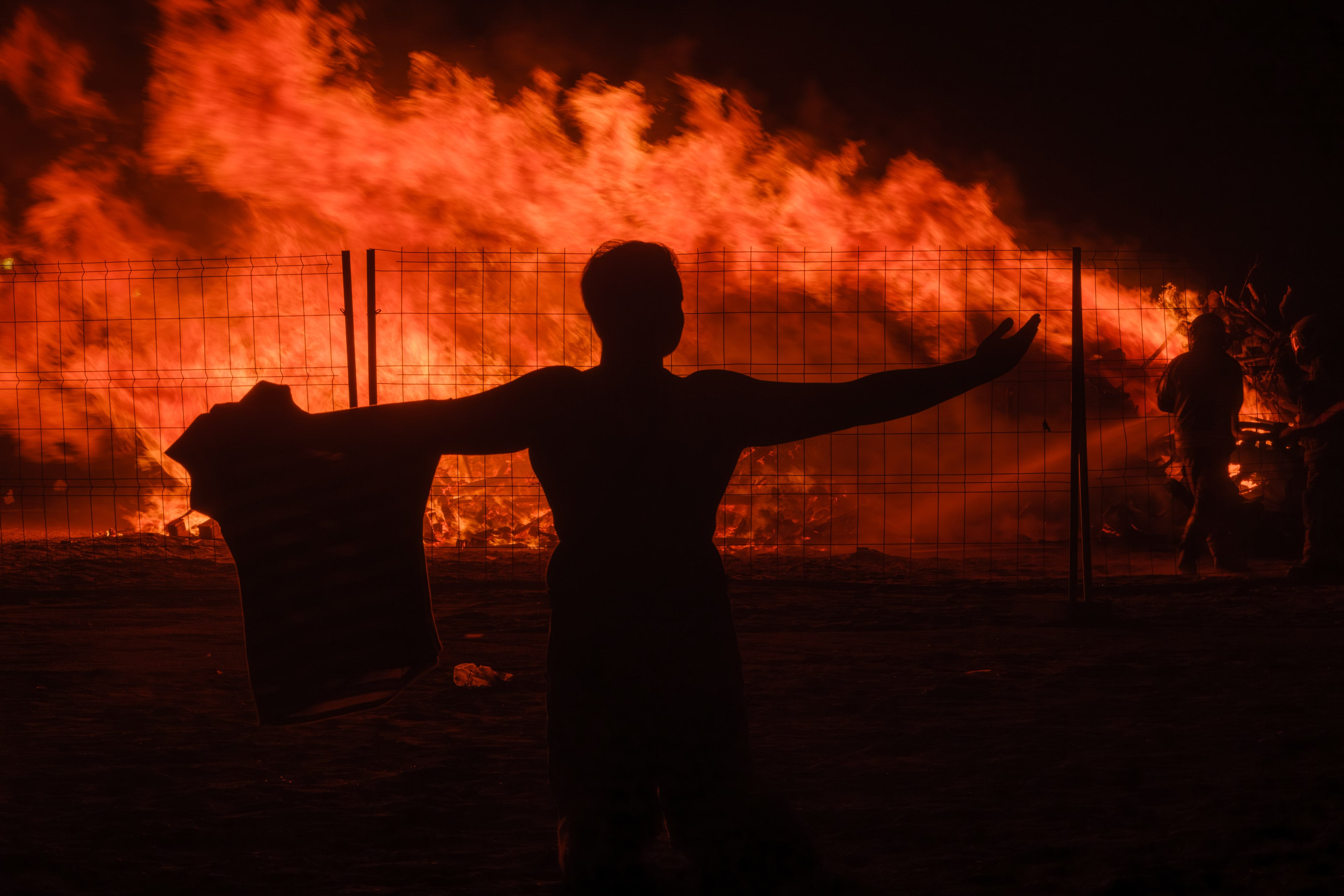 La noche de San Juan en la Costa de Granada, en imágenes