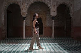 La historiadora del arte, Elena Díez, en un espacio de la Alhambra del que se puede reescribir la historia.