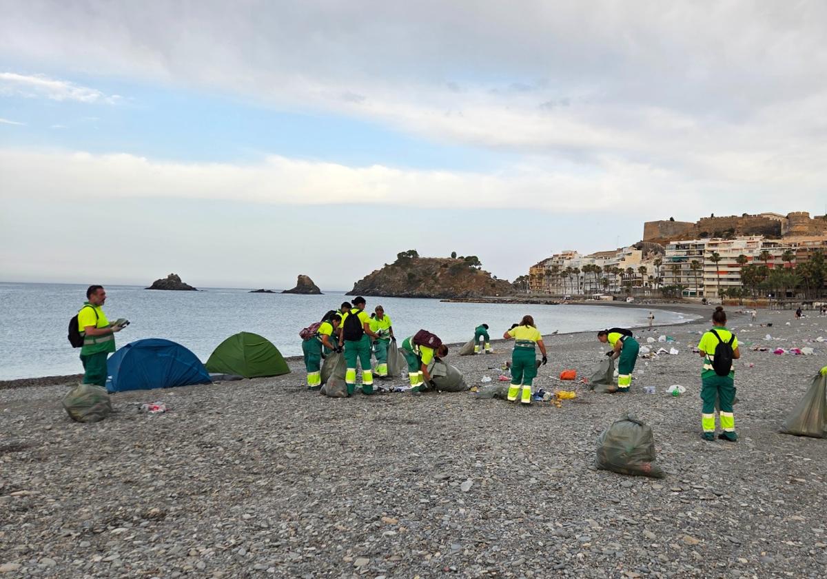 Playas impolutas en Almuñécar tras la noche de San...