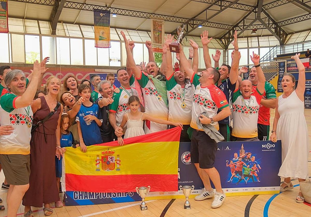 La comitiva provincial celebra el Campeonato de Europa Máster celebrado en la capital andaluza.