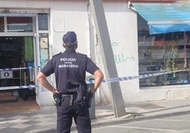 Farola dañada en Maracena al paso de un camión.