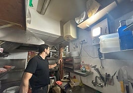 Un bar de Albolote trabaja con un foco de pilas por falta de luz