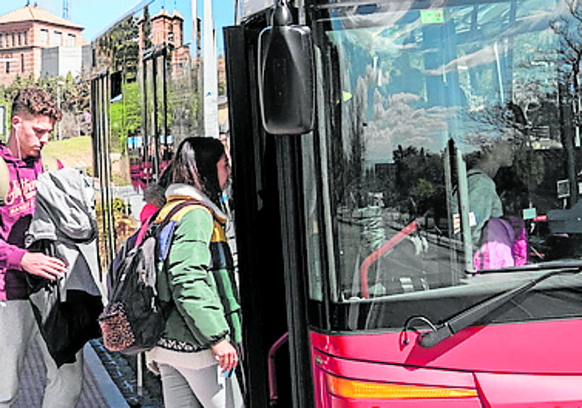 Suprimen el credibús con descuento para universitarios que...