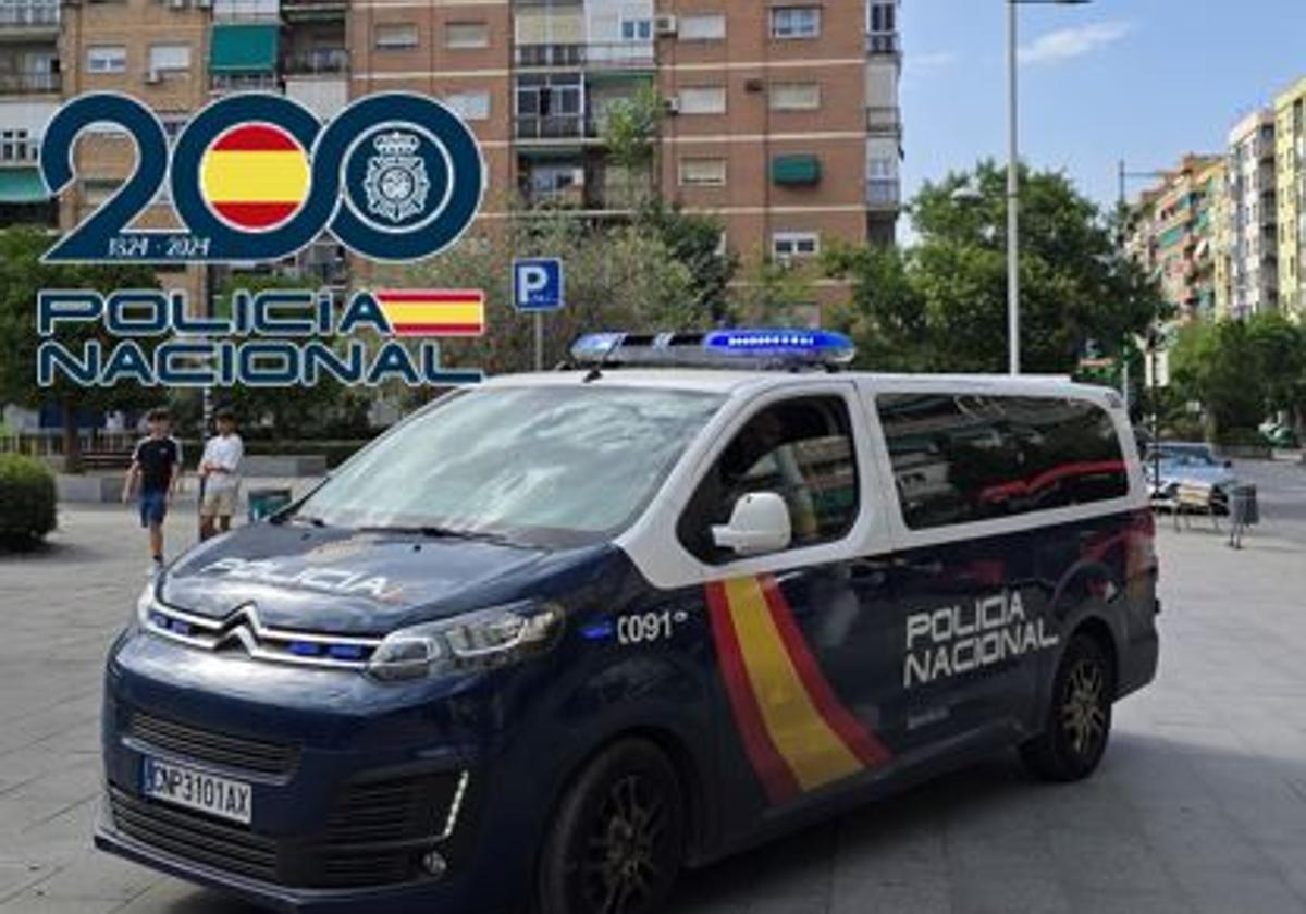 Pánico en una comunidad de vecinos: les rompe las puertas y...