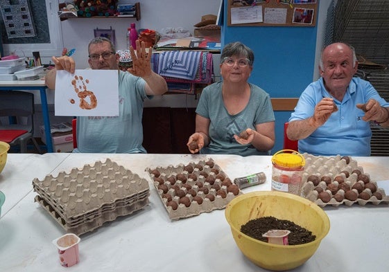 Javier, Eva y Manuel muestran el fruto de su trabajo.