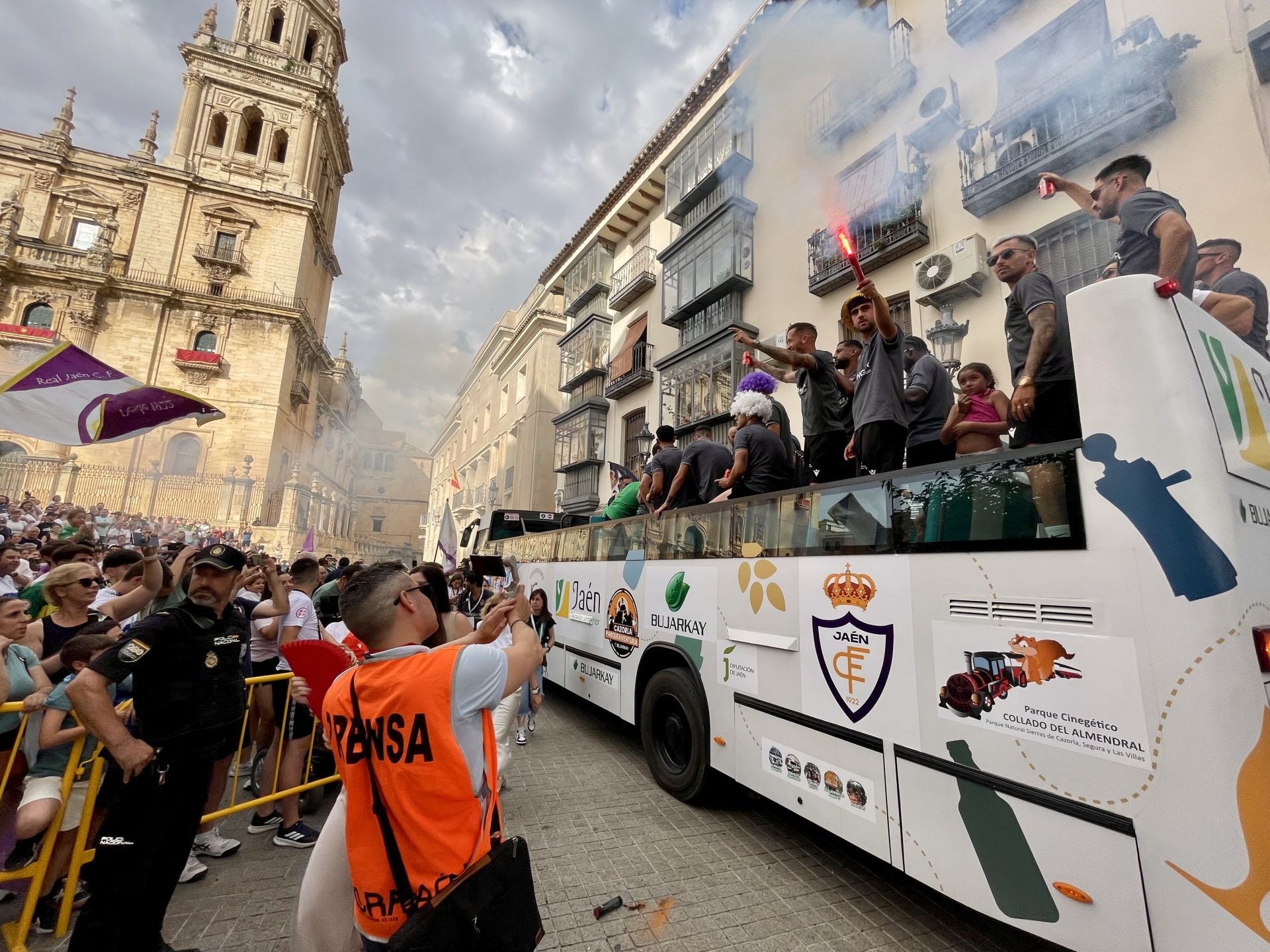 La fiesta del ascenso del Real Jaén, en imágenes