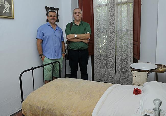 Rafael Reyes y a la derecha Salvador Raya en la habitación que utilizaba Federico García Lorca en sus las vacaciones en Lanjarón.
