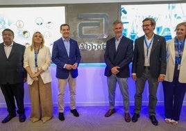 Juanma Moreno visita la planta de producción de Abbott Nutrición en Granada junto a la alcaldesa Marifrán Carazo y el consejero de Industria, Energía y Minas, Jorge Paradela.