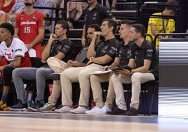 Alberto 'Zamo' Fernández, el segundo por la izquierda, causa baja en el cuerpo técnico del Covirán.