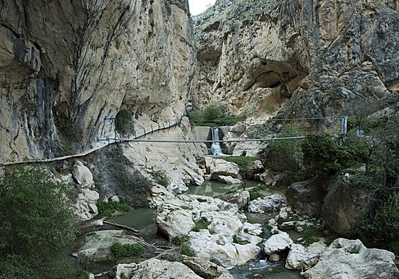 Uno de los puentes colgantes de la ruta.