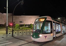 El tranvía, en pruebas, el pasado mes de mayo, a su paso por el Museo Íbero.