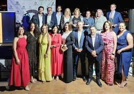 La foto de familia con los premiados y Paco Reyes.
