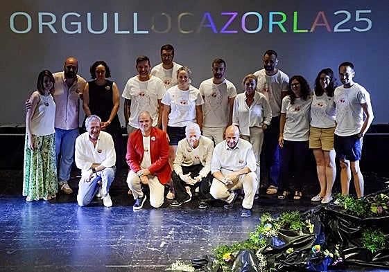 Foto de familia tras el pregón.