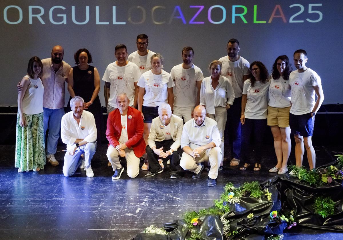 Foto de familia tras el pregón.