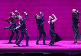 Manuel Liñán y tres bailarines de los siete que forman el cuerpo de baile, sobre el escenario del Teatro Generalife anoche.