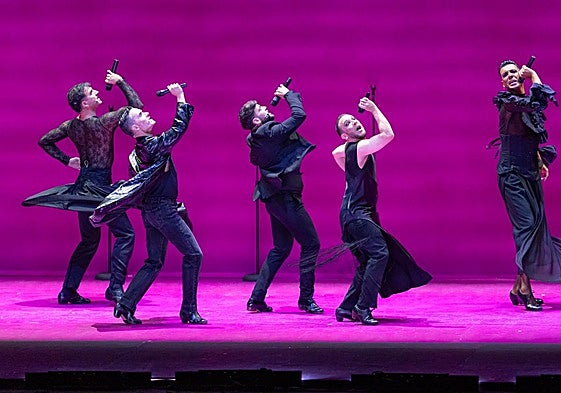 Manuel Liñán y tres bailarines de los siete que forman el cuerpo de baile, sobre el escenario del Teatro Generalife anoche.