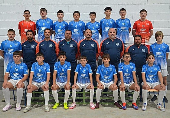 Jugadores y cuerpo técnico del equipo infantil de la Unión Deportiva Cambil.