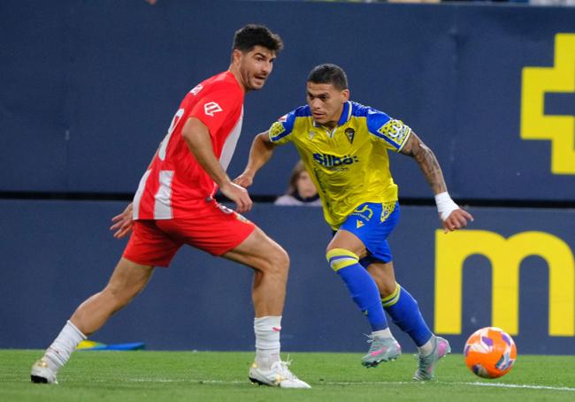 El Cádiz, el equipo con mejor balance ante la UDA; sólo dos derrotas (arriba); el Córdoba ve desequilibrados sus resultados por las victorias indálicas esta temporada..