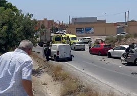 Imágenes de la colisión junto a la rotonda en la capital.