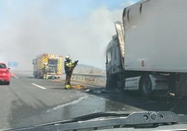Camión ardiendo en la A-44, a la altura de Dúrcal.