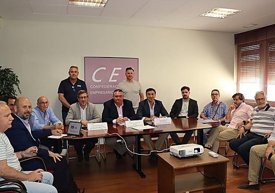 Reunión entre el delegado de Fomento, Miguel Contreras, y representantes de la CEJ.