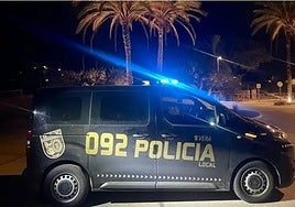 Un encapuchado huye al salir de un chiringuito, intenta atropellar a guardias civiles y choca contra coches de Policía.