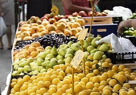 Un frutero usa el télefono de una clienta para ligar con ella.