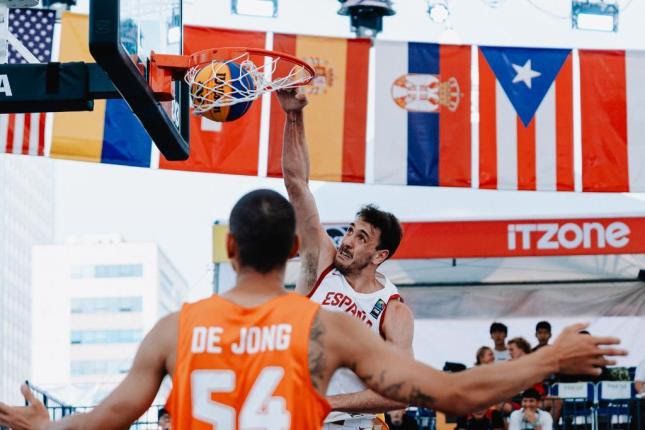 Iván Aurrecoechea ejecuta un mate en el partido contra Países Bajos.