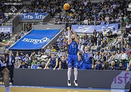 Pablo Almazán lanza de triple con el San Pablo Burgos.