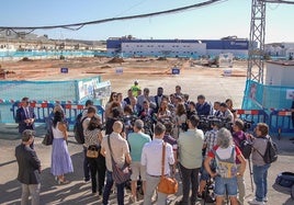 Autoridades con las obras de fondo.