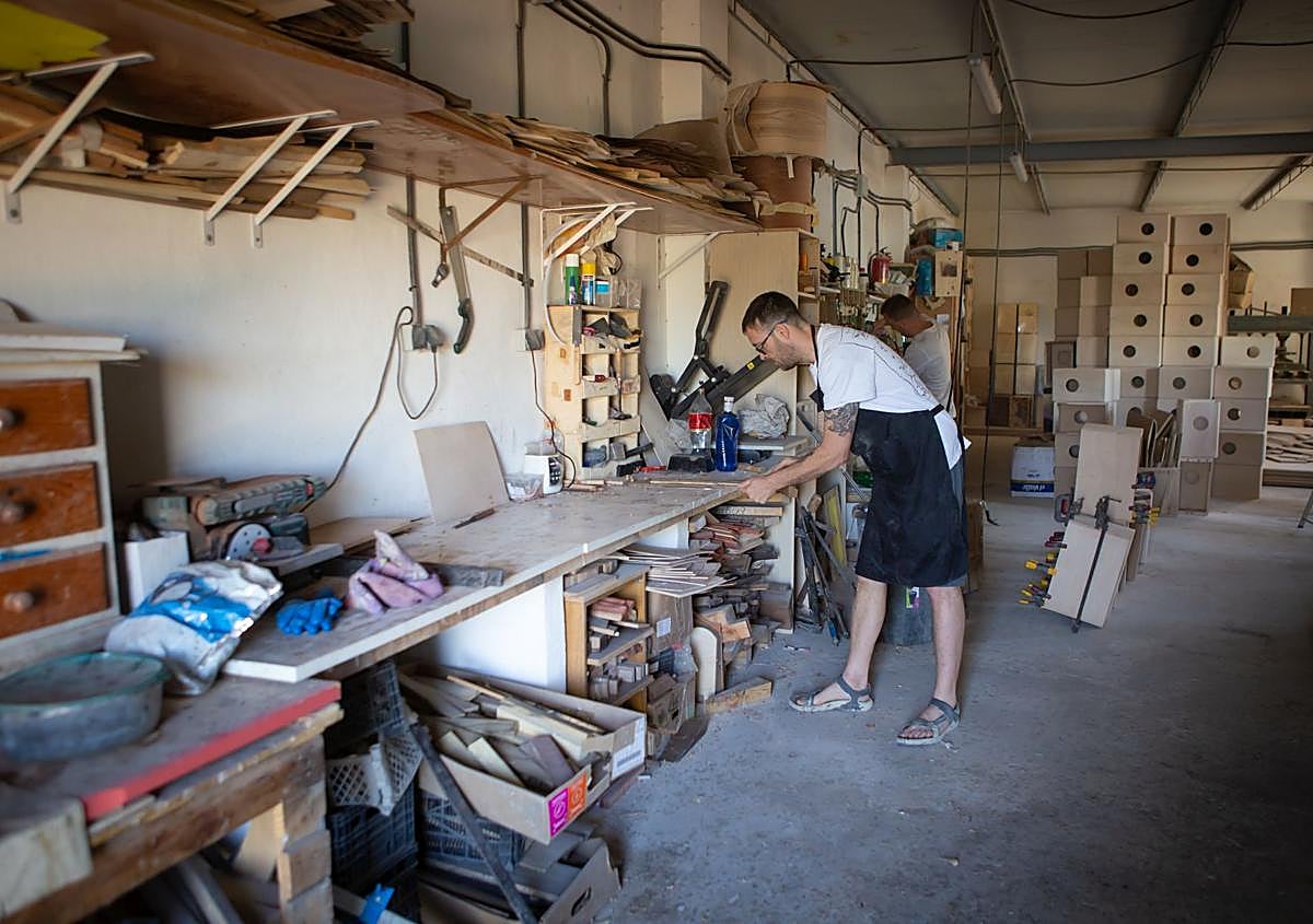 Imagen secundaria 1 - Daniel y Nacho fabricando cajones flamencos. 