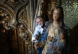 Dionisio Olgoso junto a la Virgen de la Antigua de la Catedral