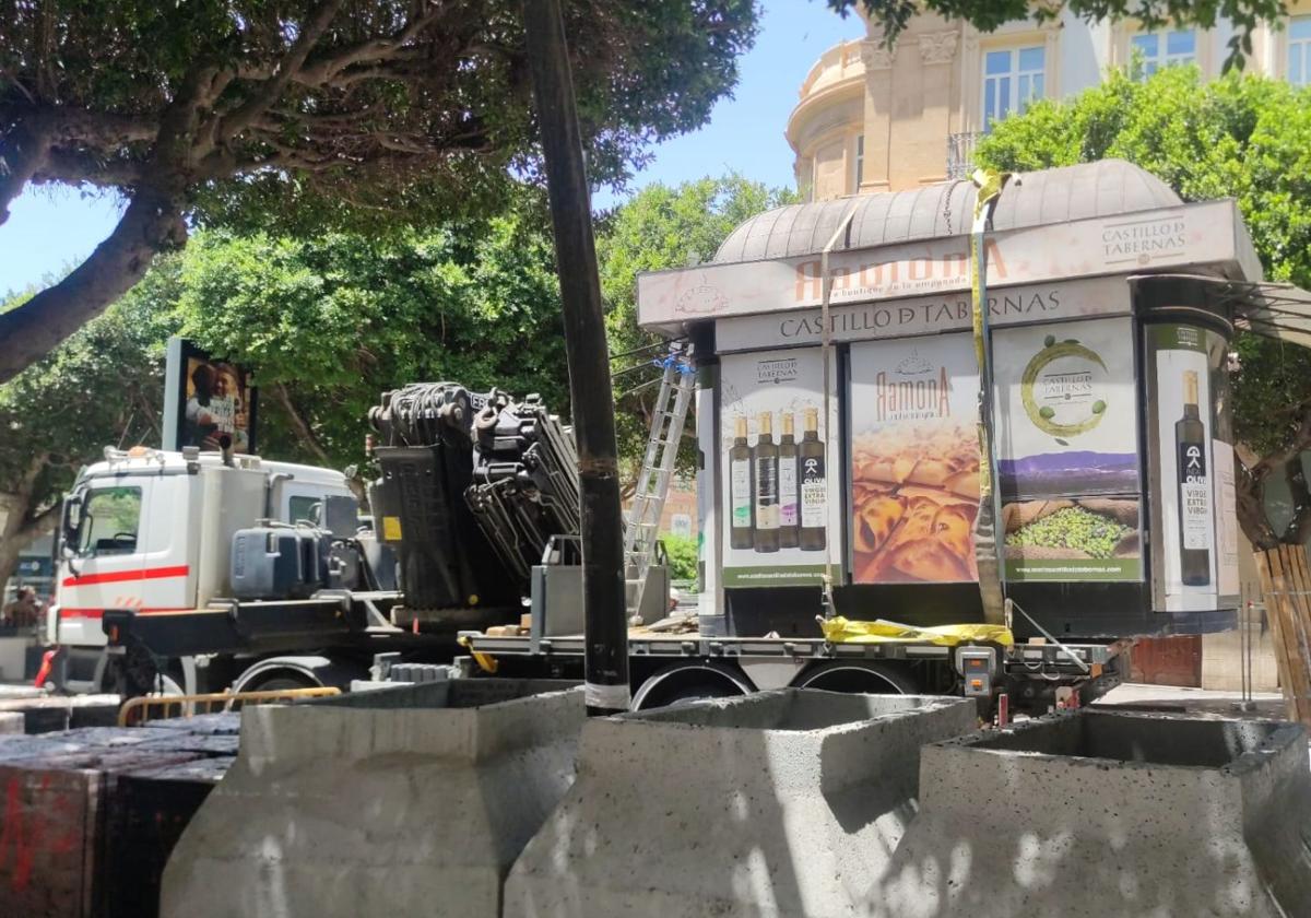 Retiran los quioscos del Paseo de Almería: uno lo...
