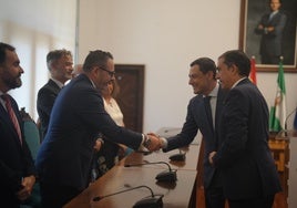 Visita del presidente de la Junta, Juanma Moreno, a Baeza.