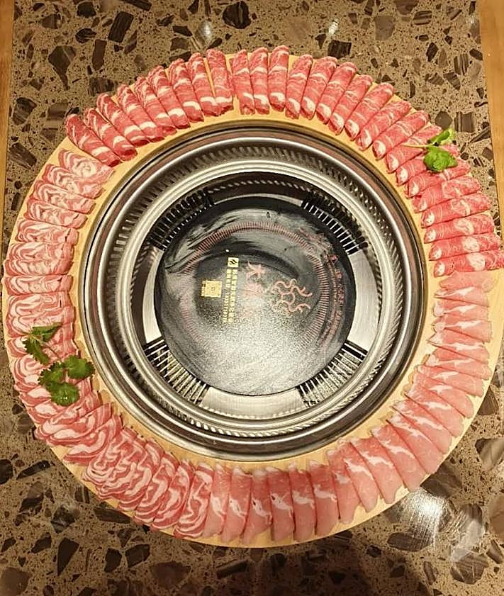 Imagen secundaria 2 - El &#039;hotpot&#039; chino más famoso aterriza en Granada: «Tendrás una olla en el centro de la mesa»