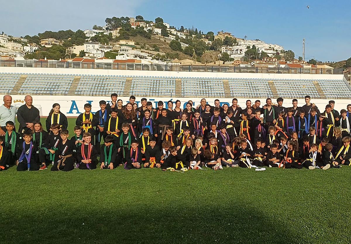 Un centenar de alumnos clausuran la «excelente» temporada de la Escuela Municipal de Kenpo de Almuñécar