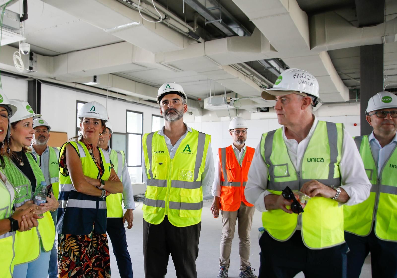El consejero de Agricultura, Ramón Fernández-Pachec, visita las obras de la nueva sede de Unica.