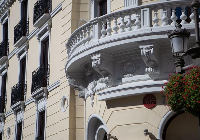 Balconada y molduras en la fachada del hotel, pintadas con gris ocre según indicaciones de la Junta.