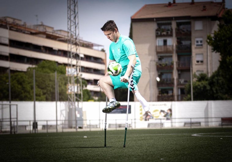 Una pierna, dos muletas y mucho fútbol