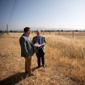 El alcalde de Alhendín, Jorge Sánchez, y el diputado de Proyectos Estratégicos, Nicolás Navarro, junto al solar del parque.