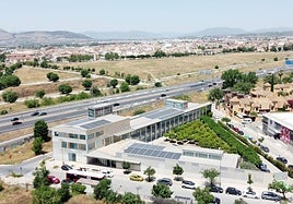 Placas solares en el tejado de la Escuela Internacional de Gerencia que comparten la energía.