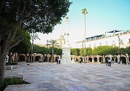 Almería convoca un minuto de silencio por el asesinato de la mujer en la Travesía de San Luis