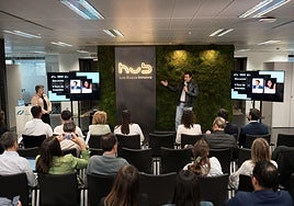 José de la Uz, alcalde de Las Rozas, y Ana Herrera, directora de Desarrollo Empresarial y Emprendedor de Las Rozas Innova, en el Hub Las Rozas Innova.