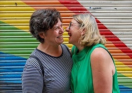 Isa y Ana comparten un gesto cariñoso.