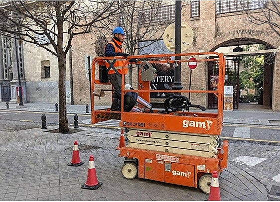 Un operario instala unas luminarias en Granada.