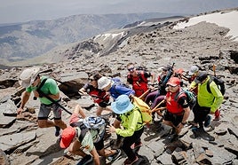 Los voluntarios llevan a Alma entre los neveros del Mulhacén.