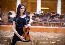 La violinista, en el Palacio de Carlos V, con el violín Nicolò Gagliano que le ha cedido el Fondo Alemán de Instrumentos Musicales.
