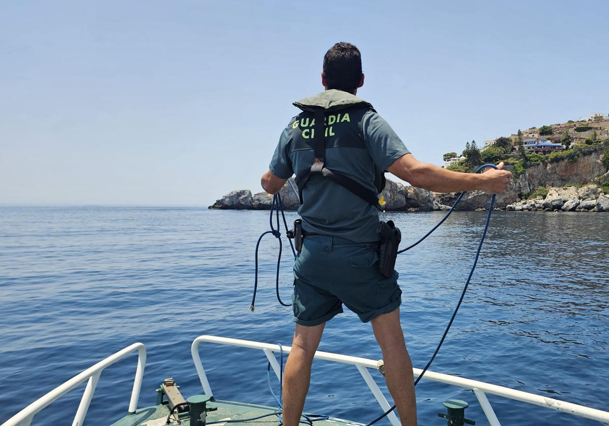 Un guardia civil salva a un buceador herido y atrapado en unas...
