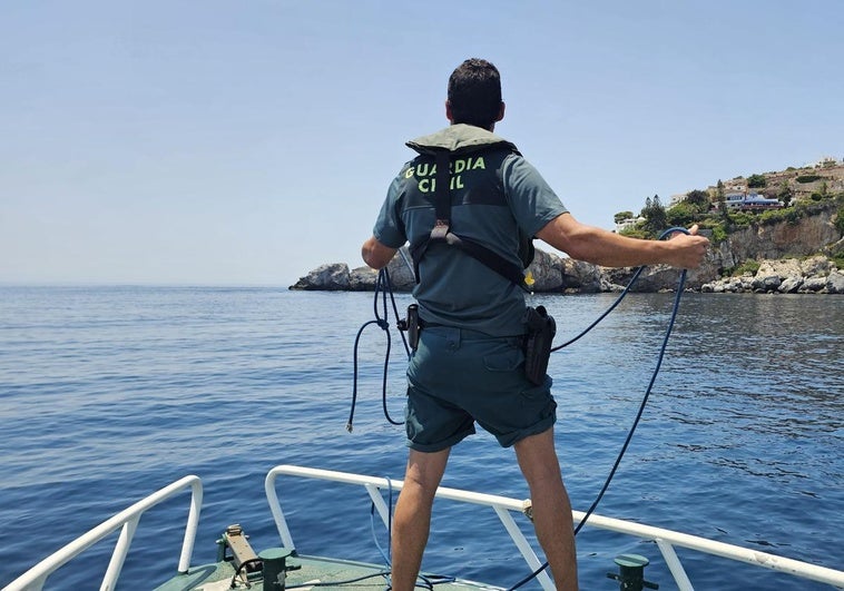 Un guardia civil salva a un buceador herido y atrapado en unas rocas en la Punta de la Mona